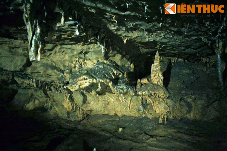 Nhũ đá mọc từ dưới lên, thả từ trên xuống, nhũ thẳng đứng, nhũ to, nhũ nhỏ…tất cả đan xen tạo thành một mê cung kỳ diệu.