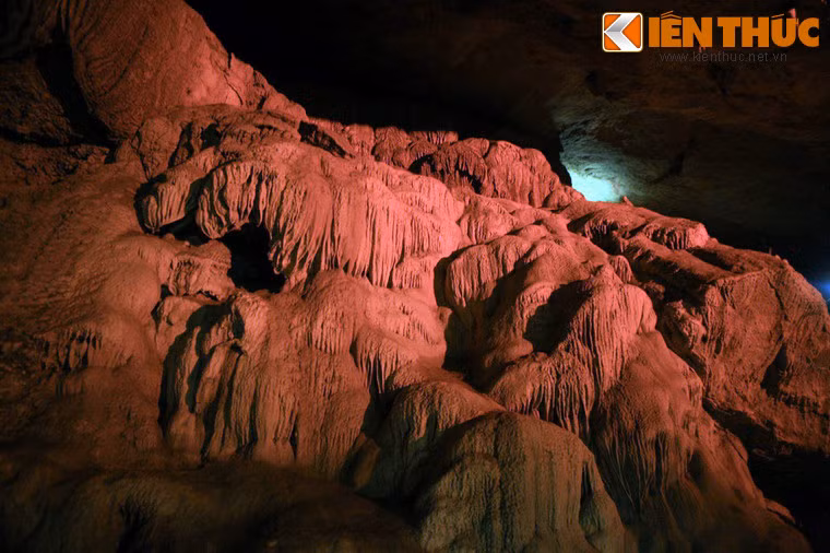 Là một động lớn được hình thành từ sự phong hoá lâu đời của đá vôi, động Ngườm Ngao sở hữu nhiều cảnh quan địa chất độc đáo hiếm có.