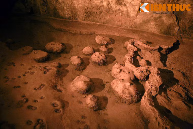 Cảnh quan mê hoặc cùng sự tĩnh lặng tuyệt đối và bầu không khí mát lạnh khiến nơi đây giống như một cõi bồng lai giữa trần thế.