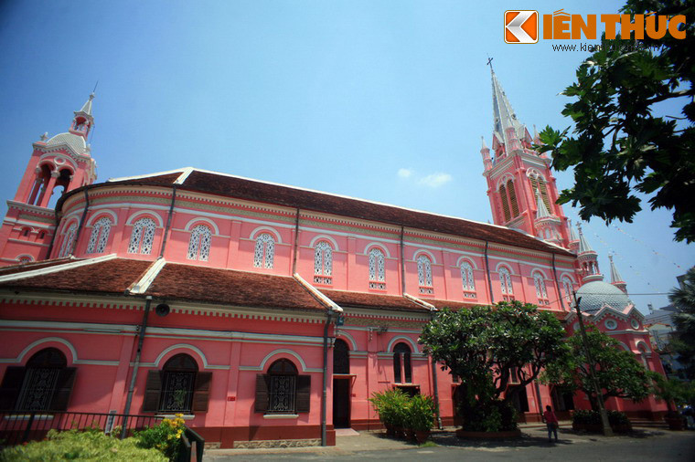  6. Nhà thờ Tân Định (TP HCM). Được xây từ năm 1870-1876, nhà thờ Tân Định có tên chính thức là Nhà thờ Thánh Tâm Chúa Giêsu Tân Định. Điều làm nên sức hút của nhà thờ này là quy mô bề thế, phong cách kiến trúc Gothic kết hợp các chi tiết trang trí Roman, Baroque và nước sơn màu hồng rất bắt mắt.