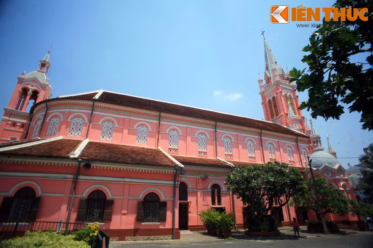  6. Nhà thờ Tân Định (TP HCM). Được xây từ năm 1870-1876, nhà thờ Tân Định có tên chính thức là Nhà thờ Thánh Tâm Chúa Giêsu Tân Định. Điều làm nên sức hút của nhà thờ này là quy mô bề thế, phong cách kiến trúc Gothic kết hợp các chi tiết trang trí Roman, Baroque và nước sơn màu hồng rất bắt mắt.