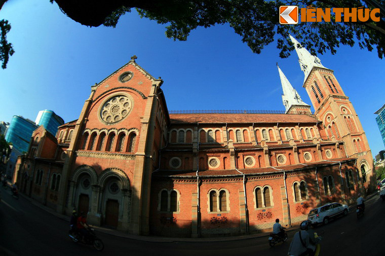  5. Nhà thờ Đức Bà (TP HCM). Nhà thờ Chính tòa Đức Bà Sài Gòn được xây từ năm 1877-1880 theo đồ án của KTS J. Bourard với phong cách kiến trúc Roman cải biên pha trộn nét phong cách kiến trúc Gothic, mang sắc màu đầy sức sống của gạch nung để trần. Đây là một trong những công trình kiến trúc cổ nổi tiếng nhất của Sài Gòn - TP HCM.