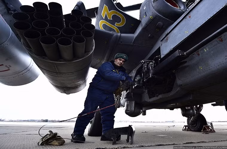 Cũng như Mi-28, Ka-52 sở hữu kho vũ khí đáng gờm lắp trên hai cánh nhỏ với trọng tải lên đến 2 tấn. Số vũ khí mang theo với Ka-52 gồm: Tối đa 80 quả rocket 80mm và 20 quả rocket 122mm S-13; tối đa 12 tên lửa chống tăng 9K121 Vikhr, có thể kết hợp mang tên lửa đối không R-73 và tên lửa đối đất Kh-25; tối đa 4 bom 250kg hoặc hai bom 500kg. Ngoài ra, máy bay có thể mang theo pod súng máy 23mm hoặc bình nhiên liệu 500 lít gắn ngoài. Nguồn ảnh: English Russia