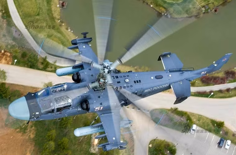 Ngoài ra, Nga còn “thoáng tay” đưa cả mẫu trực thăng tấn công độc đáo nhất thế giới Ka-52 tới Syria tham chiến. Sự độc đáo của Ka-52 thể hiện ở nhiều khía cạnh, không chỉ là kết cấu cánh quạt đồng trục, lược bỏ hoàn toàn cánh đuôi giúp tăng sự cơ động, ổn định, đáng tin cậy. Nguồn ảnh: English Russia