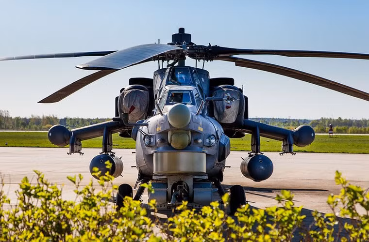 Mi-28 là mẫu trực thăng tấn công thế hệ mới do hãng Mil Moscow phát triển, nhằm thay thế cho mẫu Mi-24 có phần lỗi thời. Khác với Mi-24, Mi-28 đúng chất là trực thăng tấn công, bỏ hoàn toàn chức năng vận tải như của Mi-24. Nguồn ảnh: English Russia