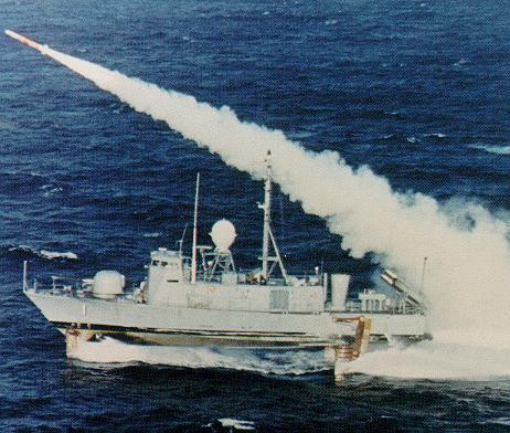 ...và 8 tên lửa chống hạm RGM-84 Harpoon với tầm bắn 100km. Ngoài ra, nó có thể sử dụng tên lửa chống hạm MM38 Exocet của Pháp.