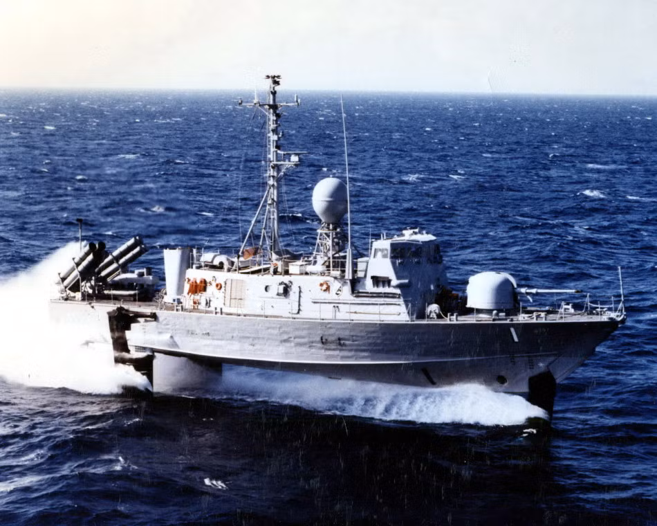 Tàu tên lửa Pegasus có lượng giãn nước toàn tải khoảng 237 tấn, dài 40m và rộng 8,5m với thủy thủ đoàn 17 người.