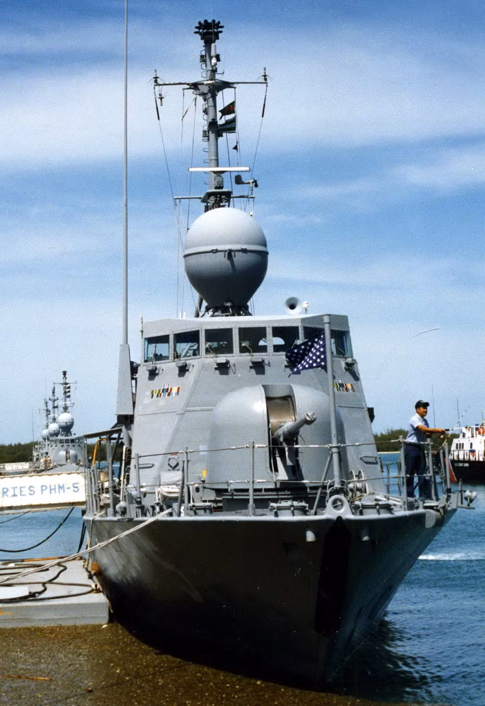 Theo đó, nó được trang bị 2 động cơ diesel tuốc bin tăng áp MTU của hãng Mercedes-Benz cung cấp tổng công suất 1.600 mã lực cho phép di chuyển với tốc độ 12 hải lý/h trong chế độ dùng thân chính.