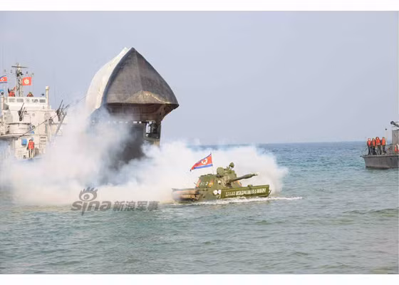 Góc ảnh khác cho thấy rõ phần mũi tàu như bị cắt rời khỏi thân.