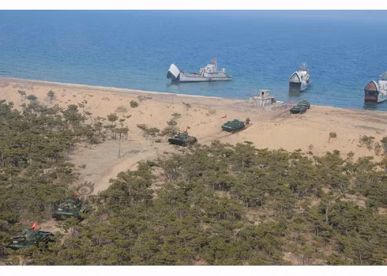 Xe tăng lội nước PT-85 đang đổ bộ vào bờ biển đối phương.