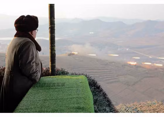 Cuộc tập trận của Triều Tiên còn bao gồm cả khoa mục chống đổ bộ đường biển. Ảnh: Nhà lãnh đạo Kim Jong-un đang theo dõi lực lượng pháo binh nã rocket tấn công đối phương trên biển.