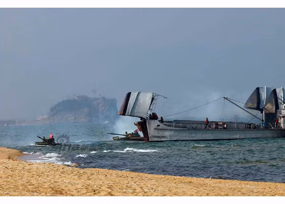 “Kỳ cục” ở đây là vì chiếc tàu đổ bộ Triều Tiên không rõ kiểu loại này có phần mũi tàu được tách khỏi thân hoàn toàn tạo cửa đổ bộ đổ cho các xe tăng PT-85 hành tiến.