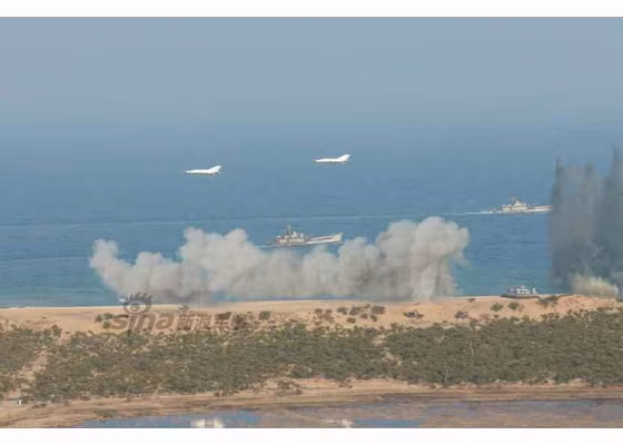 Theo Hãng thông tấn TW Triều Tiên (KCNA) đưa tin hôm 20/3 cho biết, Quân đội Triều Tiên vừa tiến hành cuộc tập trận đổ bộ đường biển quy mô lớn tại một địa điểm bí mật với sự tham gia của lực lượng tàu đổ bộ, xe bọc thép và binh sĩ thủy quân lục chiến. Nguồn ảnh: KCNA