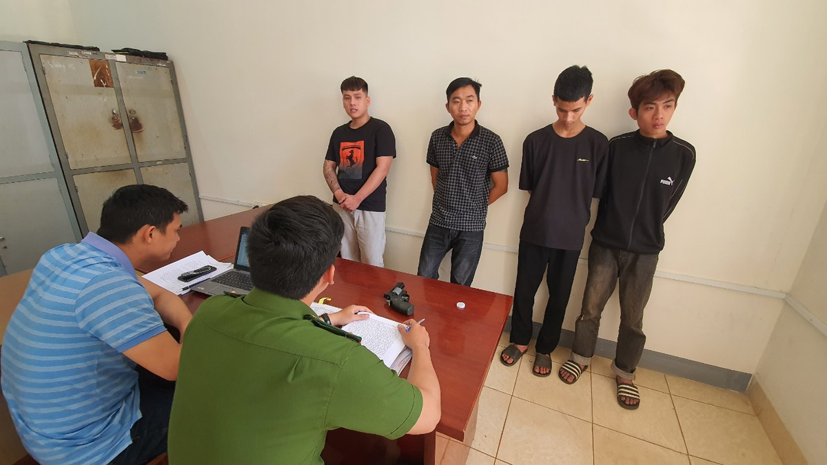 Khong chiu uong bia, nu nhan vien quan karaoke bi ban 20 trieu