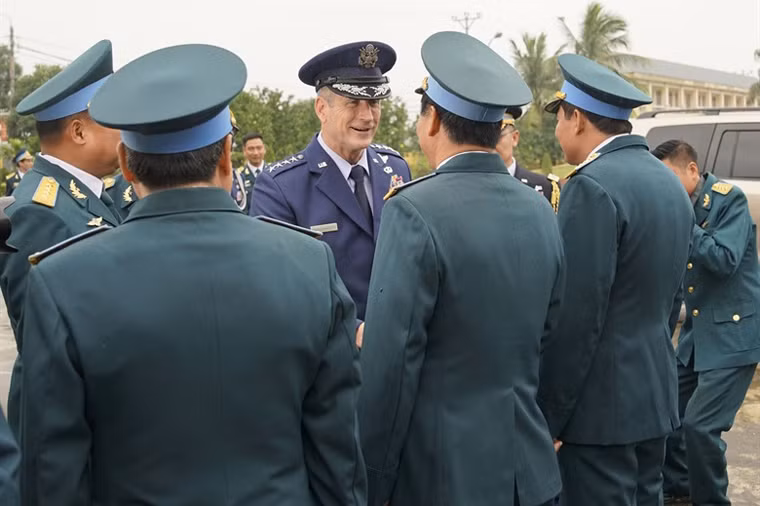 Đại tướng Terrence J. O’Shaughnessy, Tư lệnh Không quân Thái Bình Dương Mỹ, trong chuyến thăm Việt Nam từ ngày 14-16/12 vừa qua. (Ảnh Không Quân Mỹ)