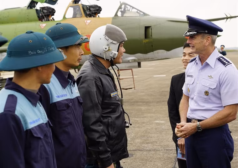 “Chúng ta có rất nhiều điểm chung, niềm tự hào về lực lượng của mình, những lợi ích và quan điểm hai bên cùng chia sẻ, và những thách thức chung về an ninh. Chúng ta mong muốn hợp tác sâu rộng hơn nữa nhằm đảm bảo hòa bình, ổn định trong khu vực và trên thế giới.”, Đại tướng O’Shaughnessy cho biết. (Ảnh Không Quân Mỹ)