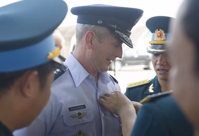 Hai bên cũng khẳng định cam kết tiếp tục các hoạt động khắc phục hậu quả sau chiến tranh, bao gồm Lễ hồi hương hài cốt quân nhân Mỹ lần thứ 142 diễn ra tại Hà Nội ngày 13/12. Buổi lễ đã ghi nhận việc chuyển giao 4 bộ hài cốt quân nhân Mỹ, kết quả của mối quan hệ hợp tác về hoạt động nhân đạo giữa hai chính phủ Mỹ và Việt Nam. (Ảnh Không Quân Mỹ)