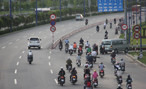 Moto phan khoi lon chay vao duong cam, bat chap CSGT-Hinh-3