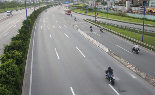 Moto phan khoi lon chay vao duong cam, bat chap CSGT-Hinh-2