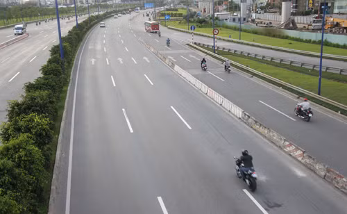 Moto phan khoi lon chay vao duong cam, bat chap CSGT-Hinh-2