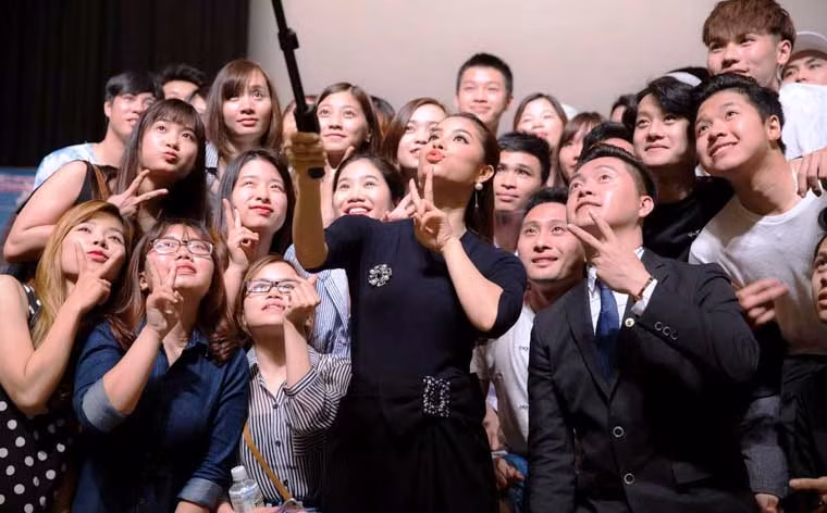 Với vai trò là đại sứ của Hiệp hội tiếng Nhật dành cho các quốc gia không sự dụng chữ Hán-JLAN, Phạm Hương đã được tạo điều kiện để tham gia các hoạt động cộng đồng tại đây.