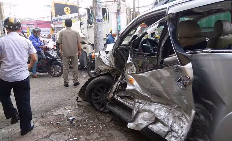 Khi đến trước địa chỉ số 636, phường 15, quận Tân Bình thì bất ngờ xe đầu kéo nói trên mất lái, húc bay dải phân cách bằng sắt rồi lao sang đường. Đúng lúc, ô tô 7 chỗ mang biển số 51F-605.73 đang lưu thông chiều ngược lại lao tới đã bị xe container tông trực diện.