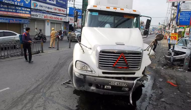 Vụ việc khiến tài xế bị thương nhẹ và 3 người khác trong xe may mắn thoát chết.