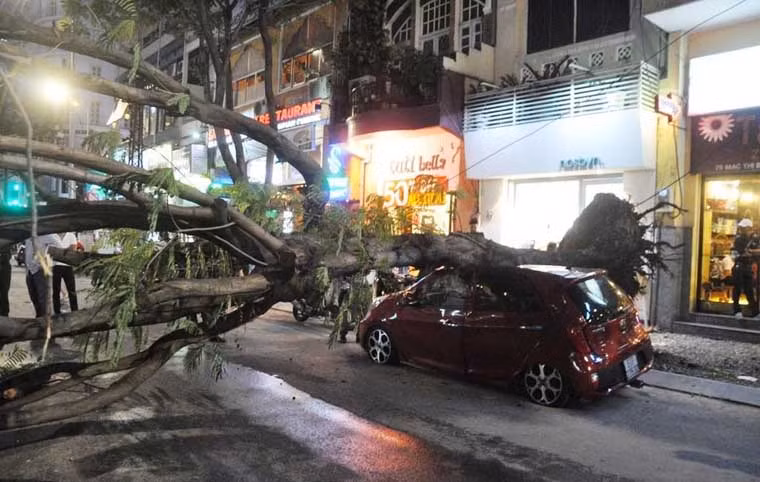 Nhiều người đang lưu thông trên đường cũng được 1 phen khiếp vía nhưng may mắn không ai thương vong sau sự cố.