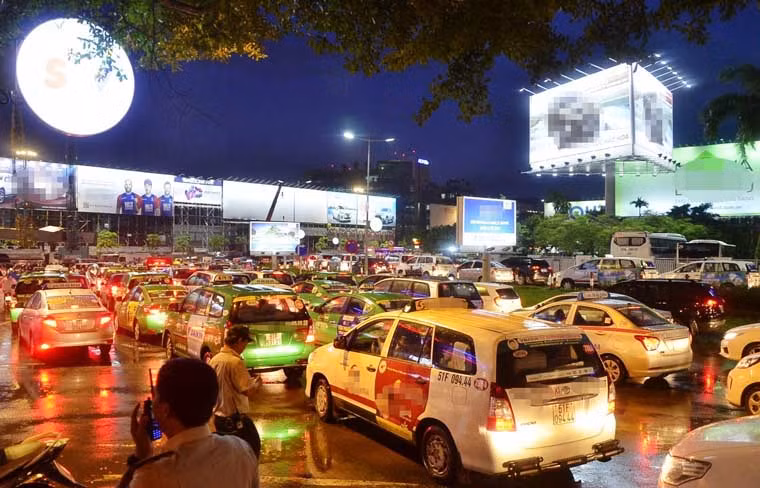 Cầu vượt thép ngay cửa ngõ ra vào sân bay quốc tế Tân Sơn Nhất đã giải quyết đáng kể tình trạng ùn tắc, kẹt xe xung quanh Cảng hãng không quốc tế lớn nhất khu vực phía Nam.