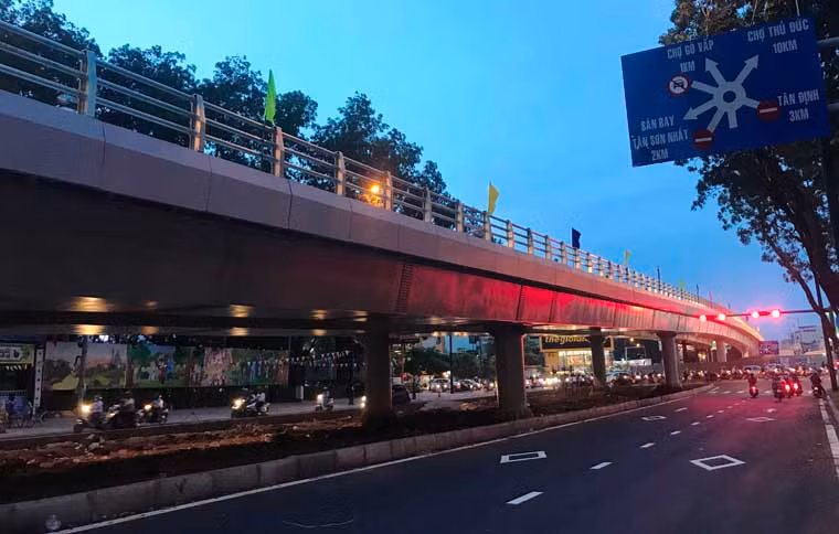 Giao thông qua khu vực nút giao Nguyễn Thái Sơn - Nguyễn Kiệm vào giờ cao điểm chiều 3/7 rất thông thoáng sau khi cầu vượt thép được đưa vào sử dụng vào sáng cùng ngày.