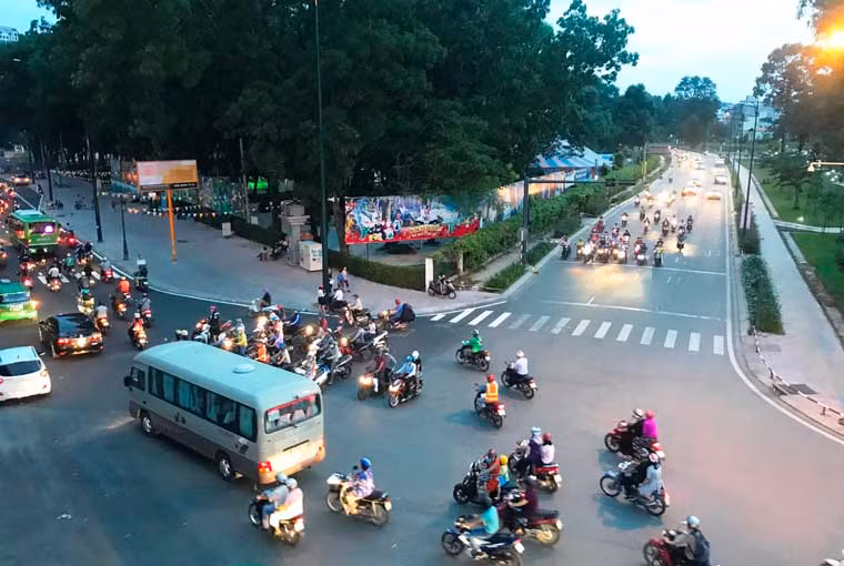 Các tuyến đường xung quanh nút giao như Nguyễn Kiệm - Phạm Văn Đồng - Hoàng Minh Giám - Nguyễn Thái Sơn... xe cộ lưu thông một cách dễ dàng sau khi nhánh cầu vượt thép hướng từ đường Hoàng Minh Giám đến Nguyễn Thái Sơn được thông xe.