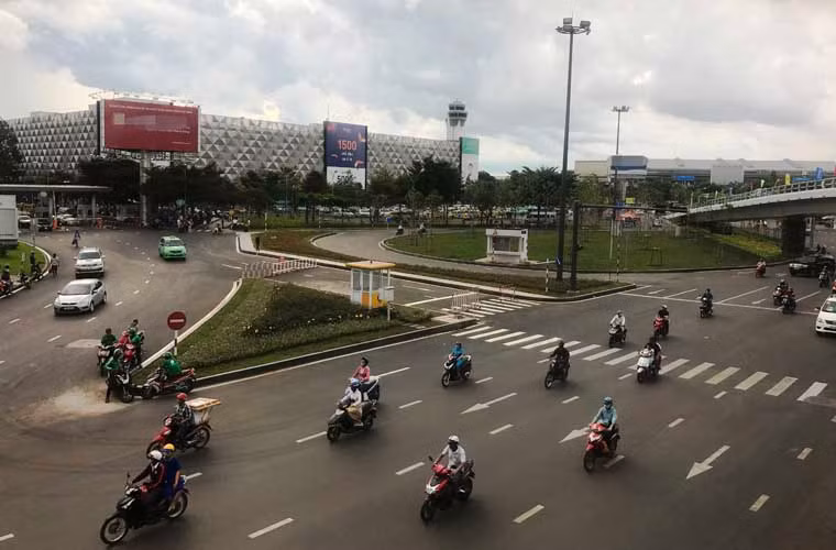 Giao thông trước khu vực sân bay quốc tế Tân Sơn Nhất thông thoáng vào giờ cao điểm chiều 3/7.