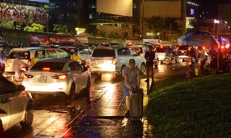 Hình ảnh giao thông ùn tắc vô cùng nghiêm trọng trên đường Trường Sơn, tuyến đường huyết mạch từ trung tâm TP HCM đến sân bay quốc tế Tân Sơn Nhất trong những ngày tháng 5 vừa qua.