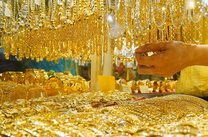 Gia vang hom nay 14/3: Bat ngo “bay mau”?