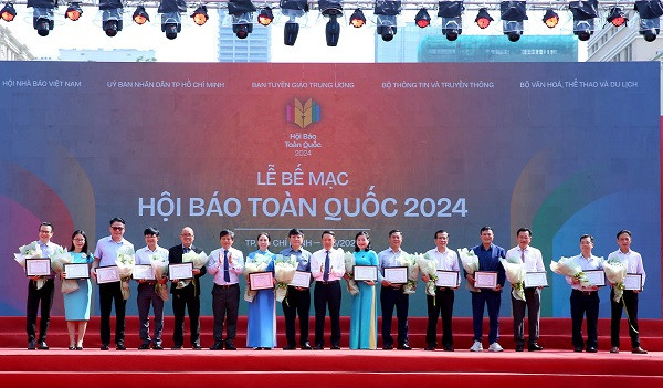 Be mac Hoi Bao toan quoc 2024: Bao chi thuc day doi moi sang tao-Hinh-12