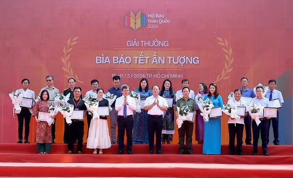 Be mac Hoi Bao toan quoc 2024: Bao chi thuc day doi moi sang tao-Hinh-11