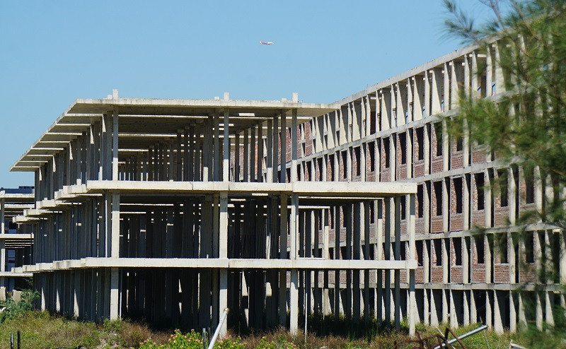 Nhiều dãy nhà thuộc dự án xây dựng dở dang bỏ không nhiều năm nay, sắt thép hoen gỉ, khung cảnh trở nên hoang tàn. Ảnh:Vietnamnet. 