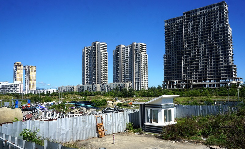 Hiện nay dự án rơi vào tình trạng “đắp chiếu”, nhiều hạng mục đang thi công dang dở bỏ hoang, các hạng mục đã hoàn thiện thì đóng cửa. Ảnh: Vietnamnet. 