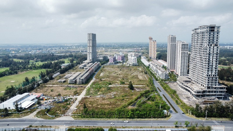 Tổ hợp du lịch và giải trí Cocobay ( Cocobay Đà Nẵng) của Công ty CP Đầu tư phát triển và Xây dựng Thành Đô (Tập đoàn Empire) được khởi công vào tháng 6/2016 tại khu vực ven biển đường Trường Sa, phường Hòa Hải, quận Ngũ Hành Sơn, TP Đà Nẵng. Thời điểm đó, dự án được giới thiệu như điểm đến "vàng" của thế giới, đẳng cấp châu Á... Ảnh: Kinh tế môi trường. 