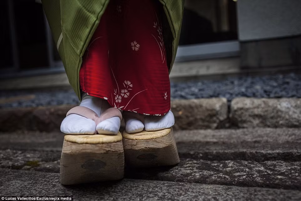 Cận cảnh đôi guốc gỗ đế cao Okobo của geisha.
