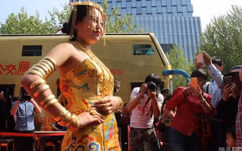 Số vàng trang sức đeo trên người cô gái này nặng vài kg