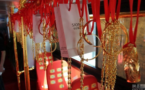 Tổng số tiền chi ra cho việc trang trí chiếc xe bằng vàng lên tới hơn 5 triệu Nhân dân tệ.