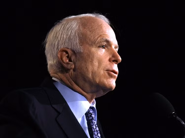 Thượng nghị sĩ John McCain, Chủ tịch Ủy ban quân lực Thượng viện Mỹ.