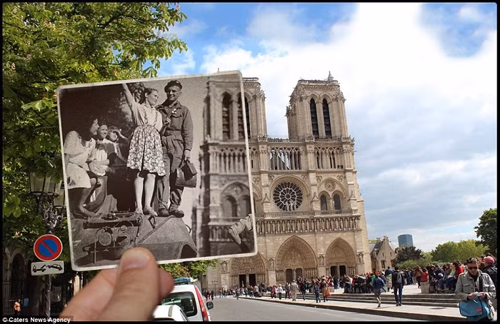 Một thiếu nữ và người lính đứng trên chiếc xe tăng phía trước Nhà thờ Notre Dame, một trong những nhà thờ được sùng kính nhất thế giới.