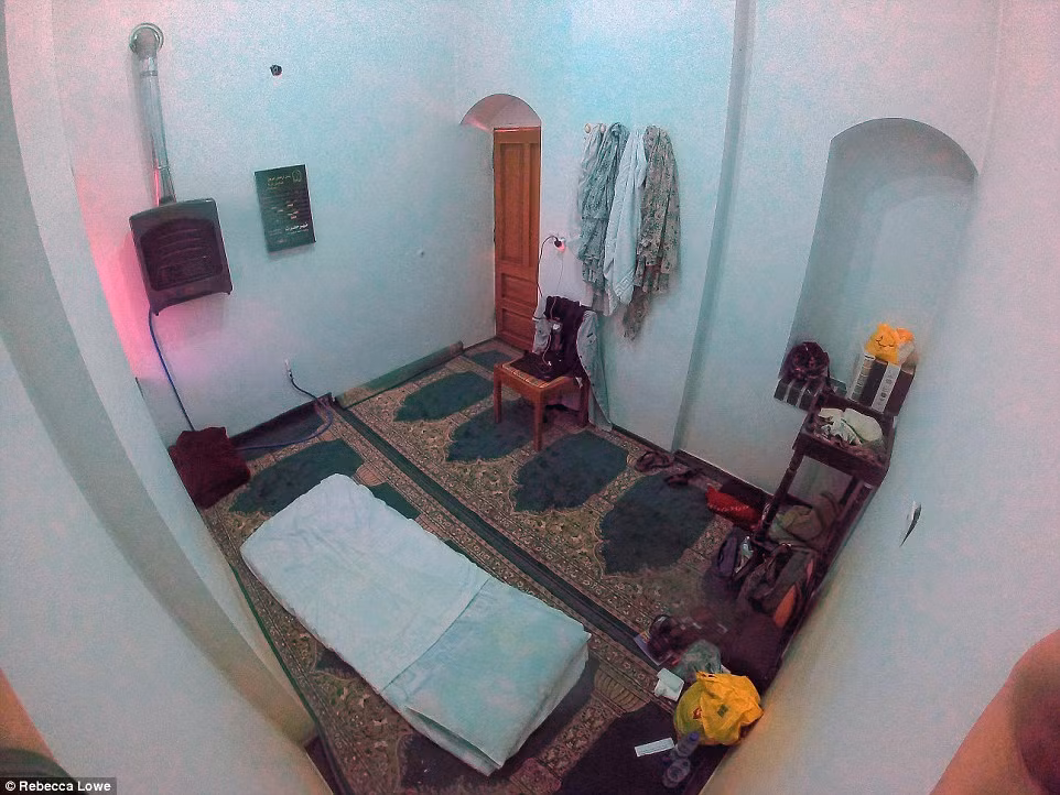 Căn phòng cầu nguyện là nơi cư trú của Lowe lúc ở thị trấn Naein. Do không thể đủ tiền để thuê phòng khách sạn nên một người dân địa phương đã bố trí chỗ tá túc này cho cô. Ảnh Daily Mail