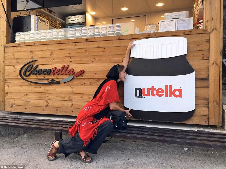Nữ thám hiểm Lowe chụp ảnh bên ngoài một cửa hiệu bán sản phẩm Nutella ở Tehran. Ảnh Daily Mail