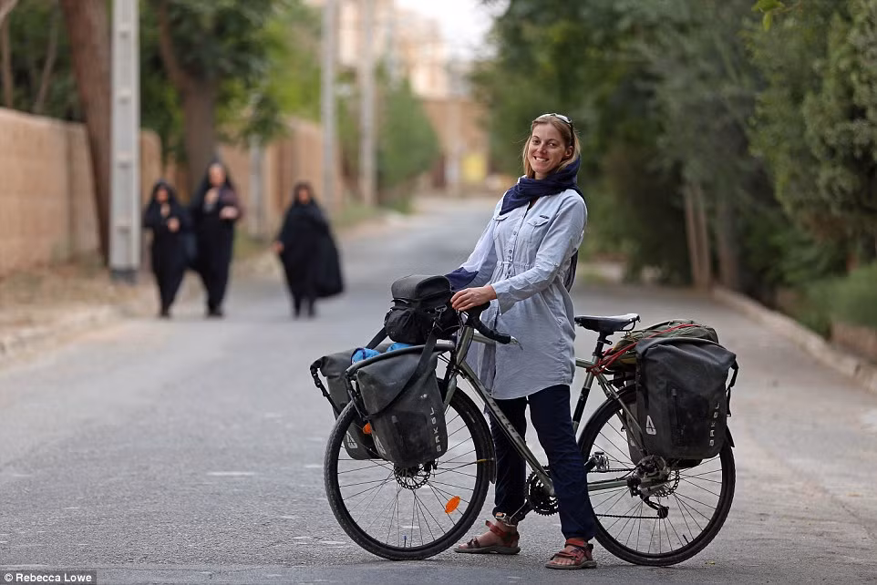 Năm 2016, nhà thám hiểm Anh Rebecca Lowe có chuyến hành trình đi khắp châu Âu và sang cả Trung Đông, trong đó có khám phá Iran, trên chiếc xe đạp. Ảnh: Lowe chụp hình ở Yazd, Amirr Mousavi, Iran. Ảnh Daily Mail