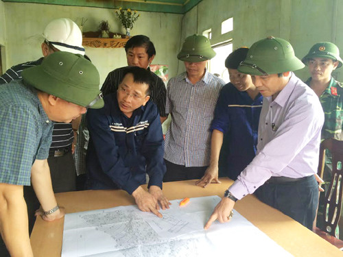 Sap lo than o Quang Ninh: Dang giai cuu hai cong nhan-Hinh-2