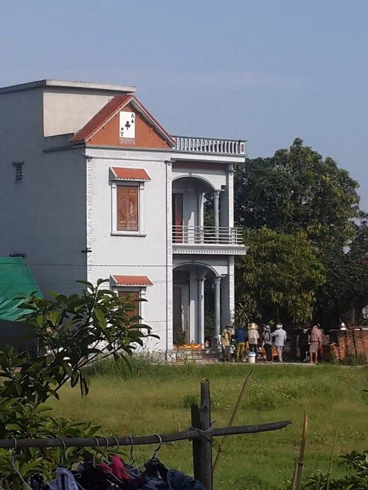 Hai Duong: Danh vo roi khoa trai cua treo co tu sat