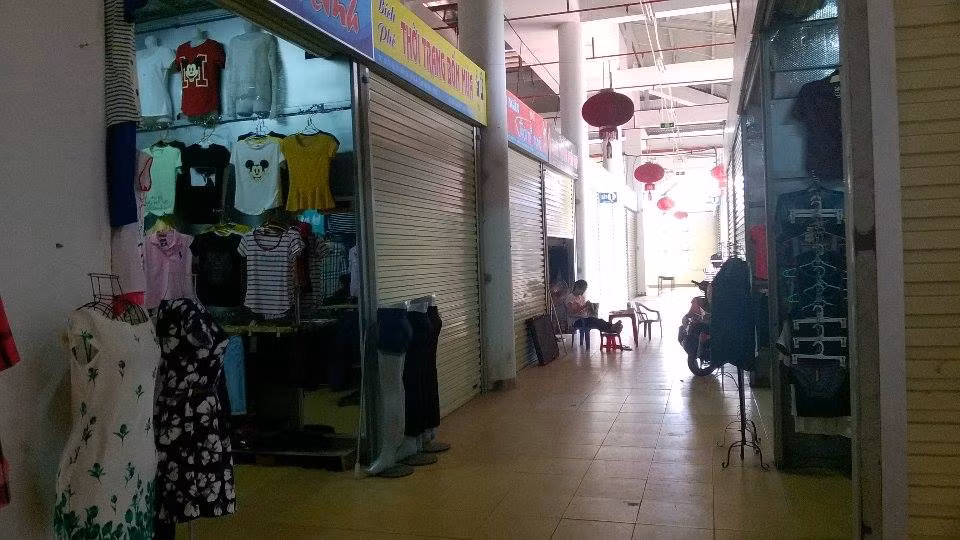 Ông Vũ Văn Thế, Phó ban quản lý Chợ và TTTM Hội Đô, cho biết: “Lúc mới chuyển chợ về đây, các chủ tiểu thương mở cửa buôn bán đều. Nhưng đi vào hoạt động được gần một năm thì lượng khách thưa thớt dần, các tiểu thương chán nản, bỏ chợ đi kinh doanh nơi khác”.